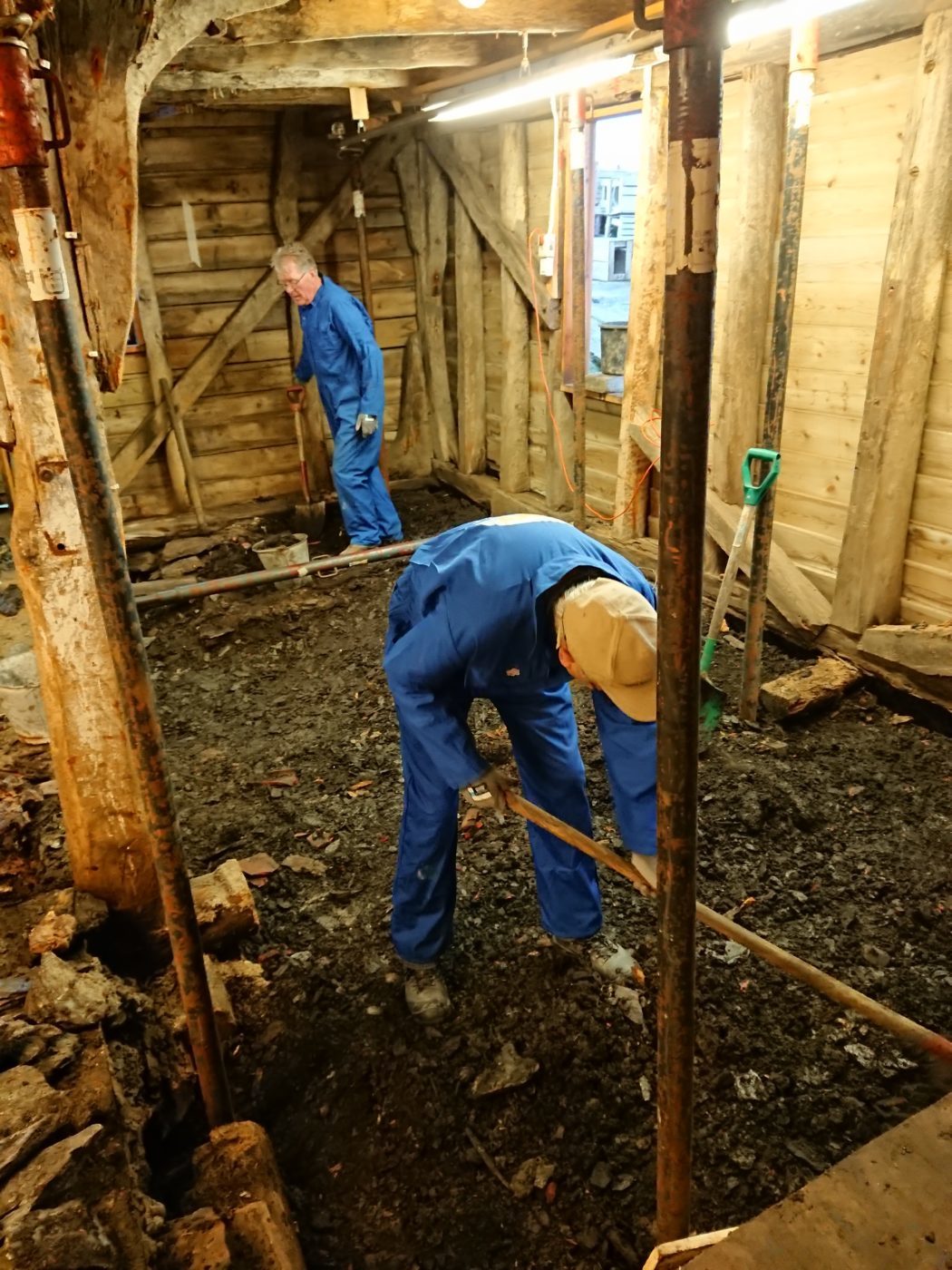 menn i blått fornying innside EKS 2018